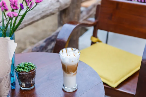 विंटेज रंग टोन के साथ कैफे में टेबल पर कॉफी कप — स्टॉक फ़ोटो, इमेज