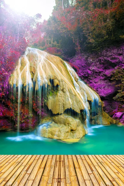 Maravillosa cascada en Tailandia con suelo de bambú — Foto de Stock