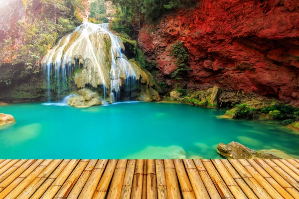 Maravillosa cascada en Tailandia con suelo de bambú — Foto de Stock