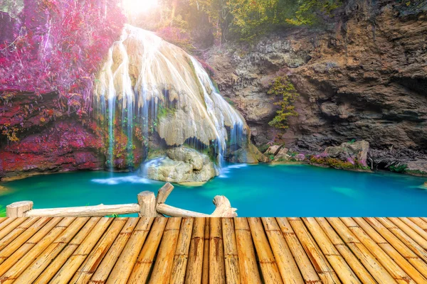 Maravillosa cascada en Tailandia con suelo de bambú — Foto de Stock