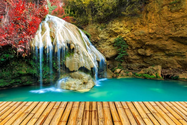 Maravillosa cascada en Tailandia con suelo de bambú —  Fotos de Stock