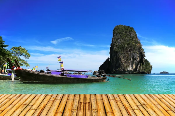 Zee van krabi thailand met bamboor vloer — Stockfoto