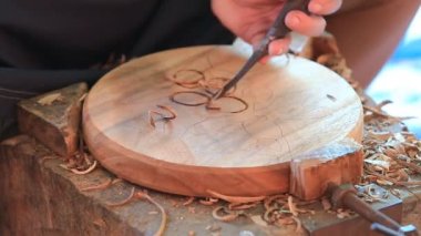 Oymacının eli odun oyuyor