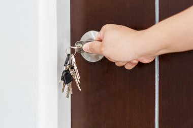 Kilitleme veya kilidini açma kapıyı anahtarının el ile