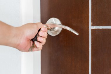 Kilitleme veya kilidini açma kapıyı anahtarının el ile