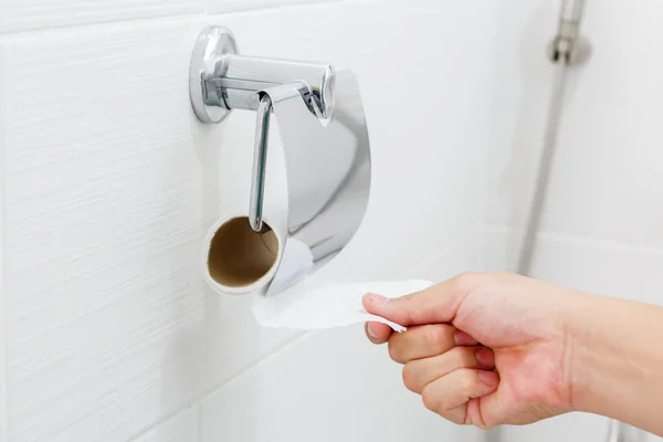 Tuvalet kağıdı kullanarak — Stok fotoğraf