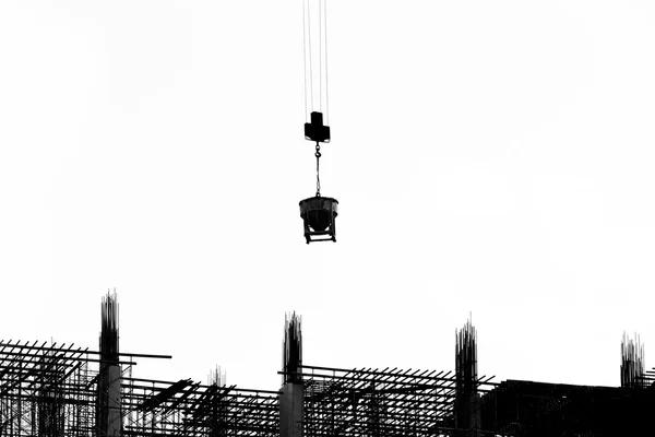 Будівельний майданчик з кранами на фоні силуету — стокове фото