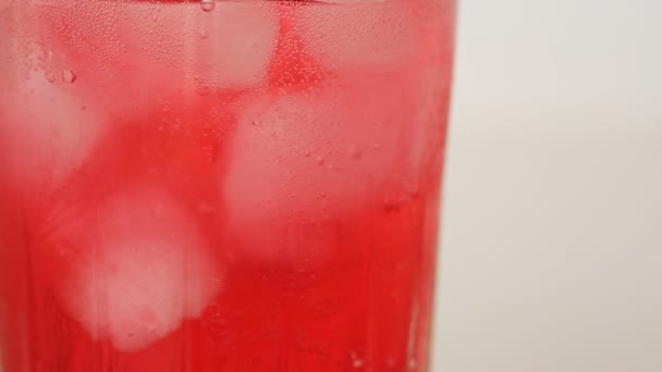 Macro filmagem de limonada com gelo — Vídeo de Stock