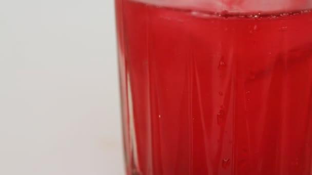 Makro bilder av lemonad med is — Stockvideo