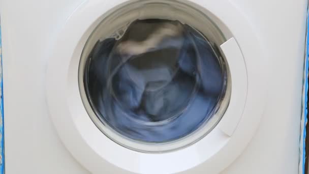Washing machine washes laundry — Stock Video