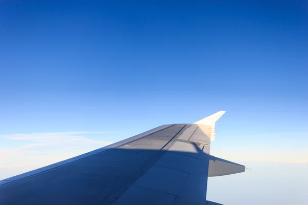 Avião asa no céu azul — Fotografia de Stock