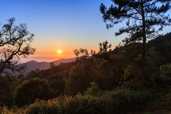 Hermosa vista del paisaje amanecer — Foto de Stock