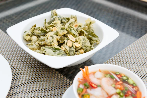Зеленый чай Слава с салатом из креветок — стоковое фото