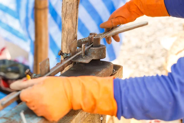 Aço de dobra do trabalhador para o trabalho de construção — Fotografia de Stock