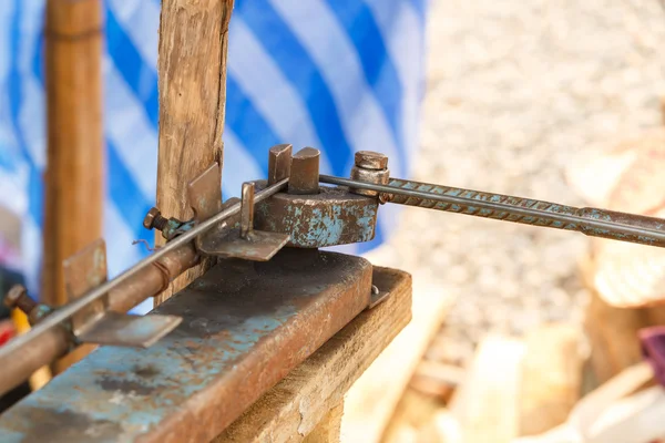 Arbeiter biegt Stahl für Bauarbeiten — Stockfoto