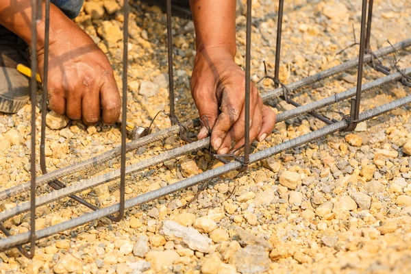 Technicus bundel draad stalen staaf voor de bouw baan — Stockfoto