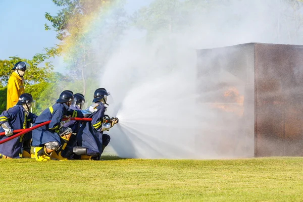 Bombero luchando por entrenamiento de ataque de fuego — Foto de Stock