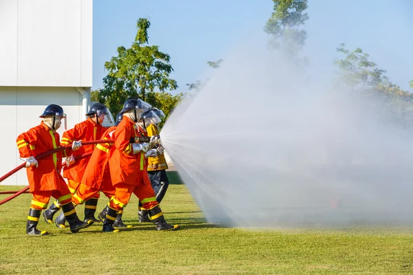 Bombero luchando por entrenamiento de ataque de fuego — Foto de Stock