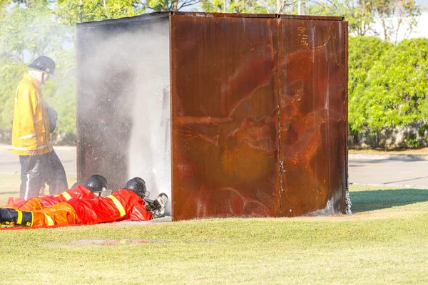 Pompiers combattant pour la formation d'attaque incendie — Photo