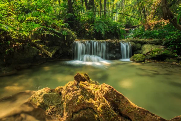 Nádherný vodopád v Thajsku — Stock fotografie