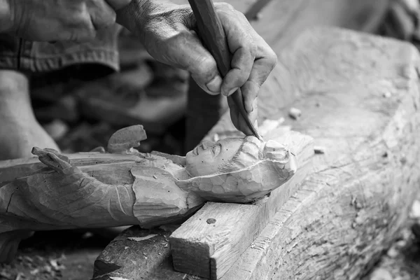 Mão de escultor de madeira de escultura — Fotografia de Stock