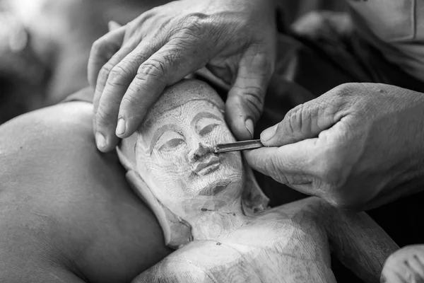 Mão de escultor de madeira de escultura — Fotografia de Stock