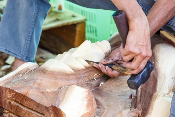 Ręka rzeźbiarza rzeźbiarskiego drewna — Zdjęcie stockowe