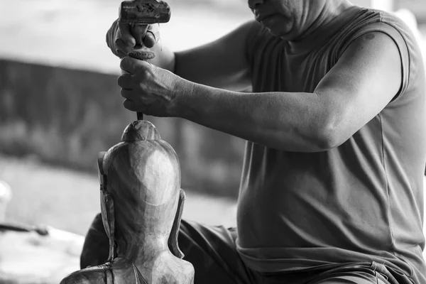 Mão de escultor de madeira de escultura — Fotografia de Stock