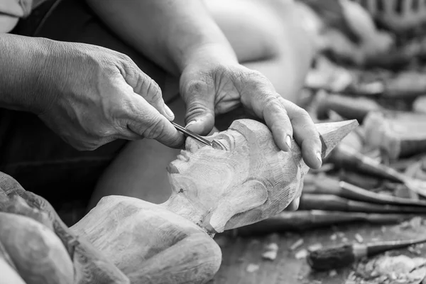 Mano di intagliatore intaglio legno — Foto Stock