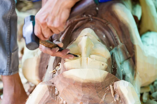 木彫り彫刻師の手 — ストック写真