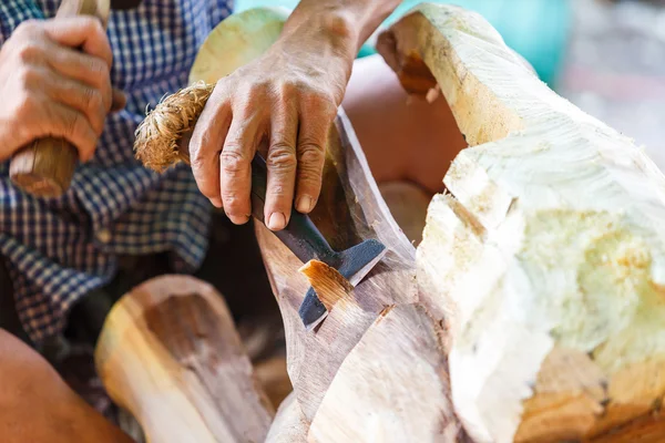 Handen av snideri trä — Stockfoto