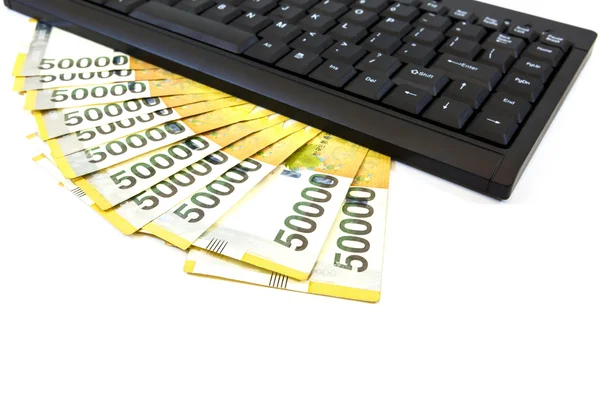 Corea dinero con teclado sobre fondo blanco — Foto de Stock