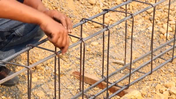Techniker bündeln Stahldraht für Bauarbeiten — Stockvideo