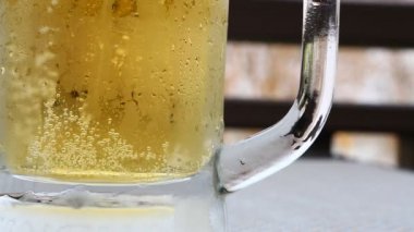 hafif bira soğuk cam