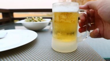 hafif bira soğuk cam
