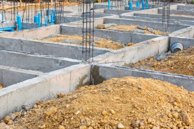 Sıhhi tesisat sistemi ile ev bina için temel 