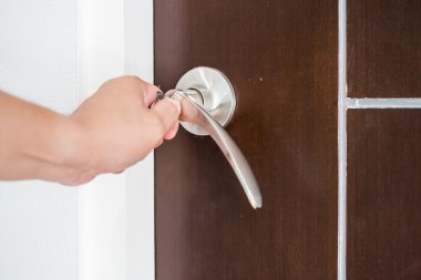 Kilitleme veya kilidini açma kapıyı anahtarının el ile