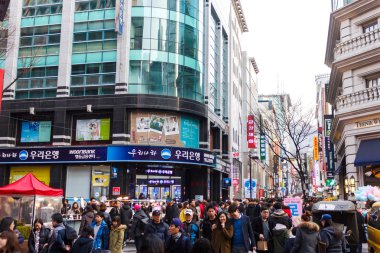 İnsanlar alışveriş için Seul Bölge