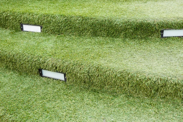 Umělá tráva schodiště s lampami — Stock fotografie