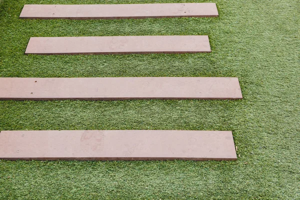 Umělá tráva schodiště s Dřevěná prkna — Stock fotografie