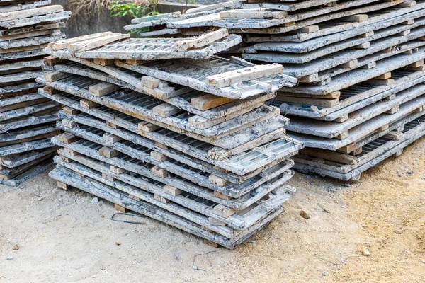 Holzbalkenstapel für Bauarbeiten — Stockfoto