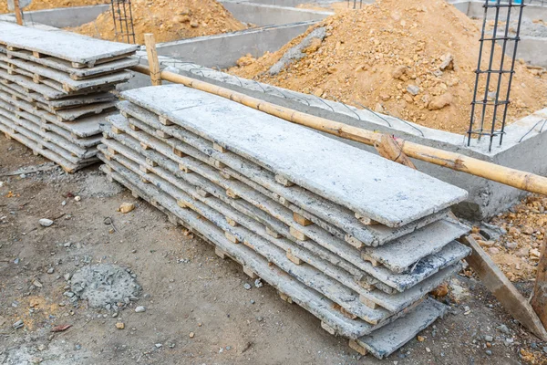 Houten balk stack voor bouw baan — Stockfoto