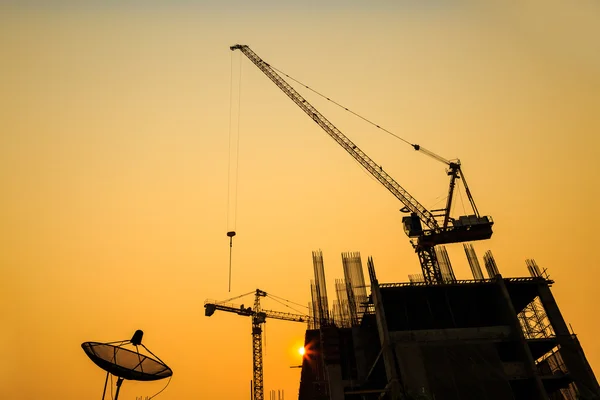 Bouwplaats met kranen op silhouet achtergrond — Stockfoto