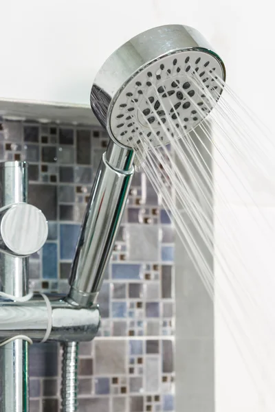 Cabezal de ducha moderno en baño —  Fotos de Stock