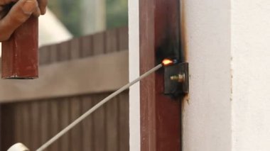 Mekanik Kaynak Makinası kullanır