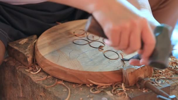 Main de sculpteur sculptant le bois — Video