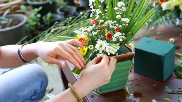 Mujer preparando ramo de flores — Vídeo de stock
