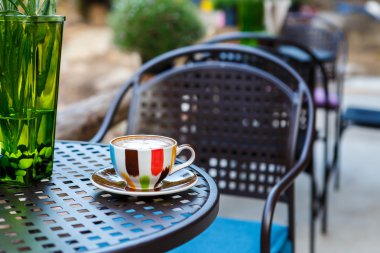 Kahve fincanı kafede. 