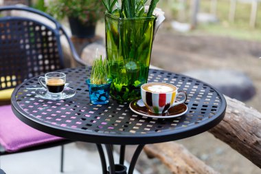 Kahve fincanı kafede. 