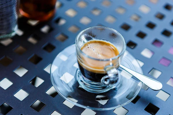 Чашка кофе на столе в кафе — стоковое фото